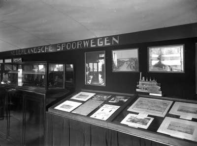 807309 Afbeelding van de stand van de N.S. in de Oranjetrein .N.B. De Oranjetrein was een tentoonstellingstrein over ...